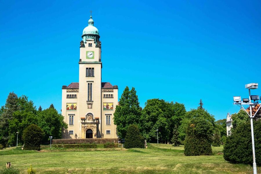 Prague: Psychiatric Hospital and Abandoned Cemetery Tour - Meeting the guide at Ústavní 91
