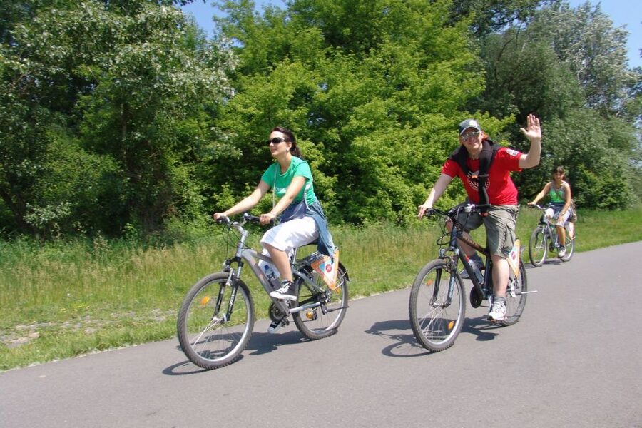 Prague: River & Park Bike Tour to Troja Chateau - Along the Vltava to Troja