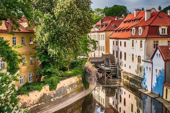 Prague's charming old places tour in Russian language - Crossing Charles Bridge to Kampa Island