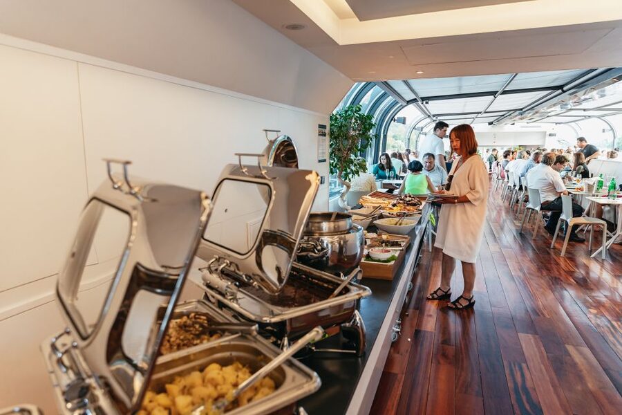 Prague: Sightseeing Dinner Cruise on Open-Top Glass Boat - Dinner: broad choice, buffet expectations