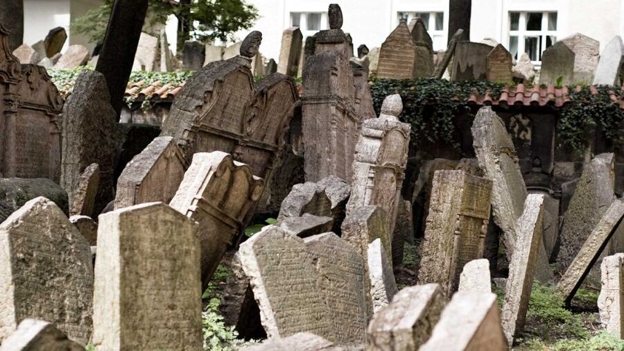 Prague: Synagogues and Jewish Quarter Private Walking Tour - The synagogues and the traditions they preserve