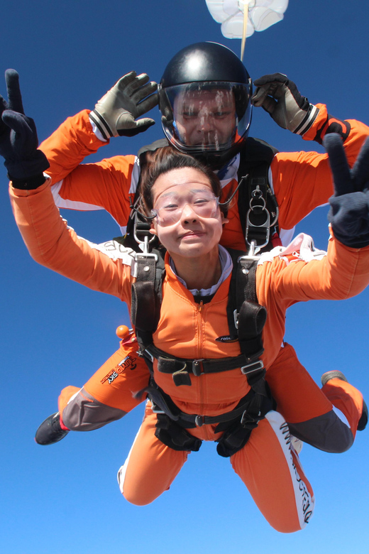 Prague: Tandem Skydiving 14,000ft over Prague with Transfers - A high-altitude jump with an easy Prague pickup