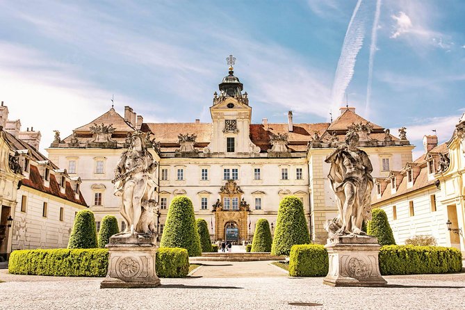 Prague-Vienna One-Way Sightseeing Day Tour - Who should book this route