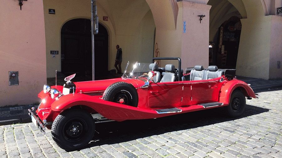Prague: Vintage Car Ride and Walking Tour - Why the private format matters