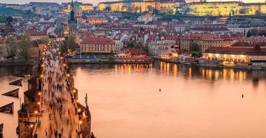 Prague : Visite insolite avec un guide journaliste français - Is $48 a fair price for 210 minutes?