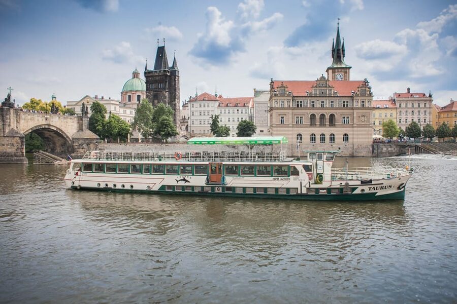 Prague: Vltava River Evening Dinner Cruise - What the 110-minute route actually covers