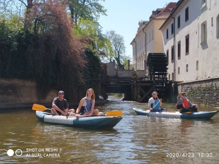 Prague: Vltava River Guided Canoeing Tour - What the guides add to the trip