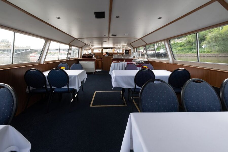 Prague: Vltava River Private Boat Party with Drinks - The first minutes on the Vltava