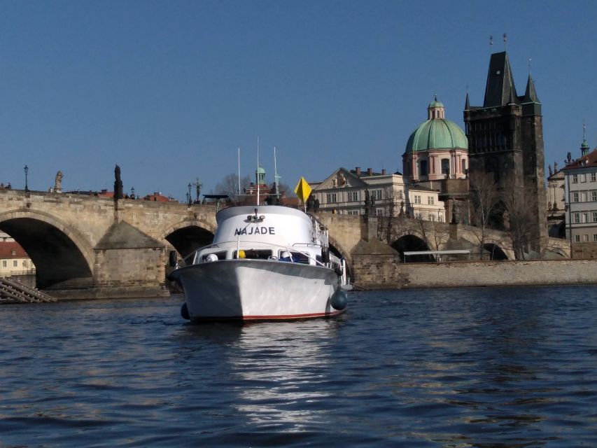 Prague: Vltava River Private Boat Party with Drinks - Is one hour enough?