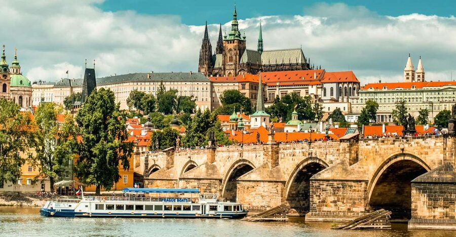 Prague: Vltava River Sightseeing Cruise - Drinks, snacks, and onboard service