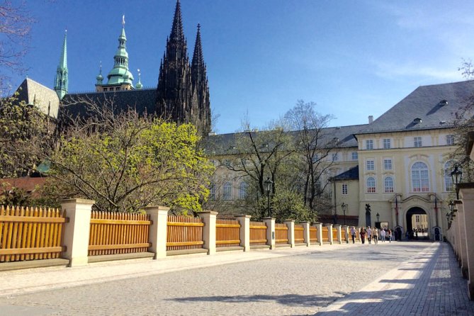 Prague Walking Tour in German: Old Town and Prague Castle - What the guides add