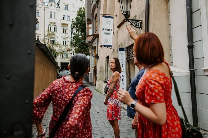 PRIVATE: 3h Stories of Prague Jewish Quarter Tour, drink included - The Old Jewish Cemetery, where space tells the story