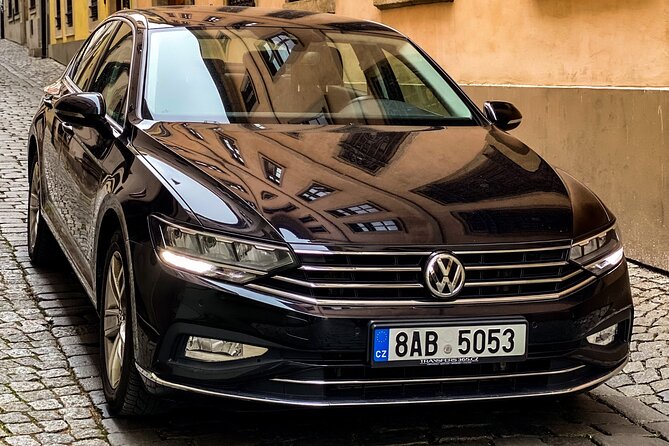 Private ARRIVAL Transfer by LIMOUSINE 3+1pax - Meeting your driver at Václav Havel Airport
