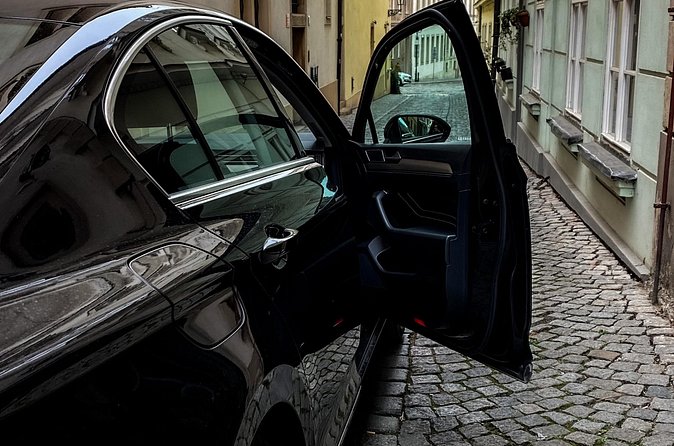 Private ARRIVAL Transfer by LIMOUSINE 3+1pax - Handling delays, missed connections, and late arrivals