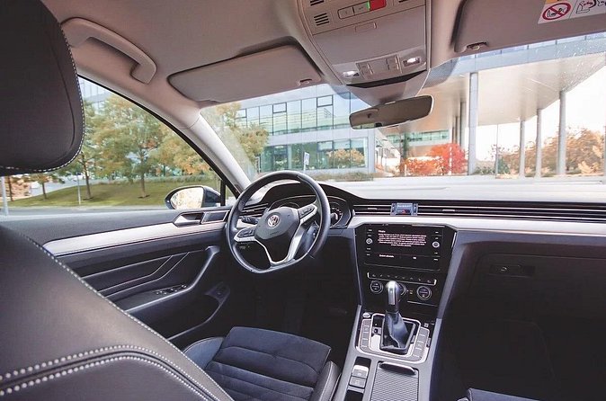 Private ARRIVAL Transfer by LIMOUSINE 3+1pax - Who should book this Prague airport transfer?