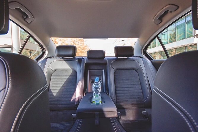 Private ARRIVAL Transfer by LIMOUSINE 3+1pax - The 30-minute drive into Prague