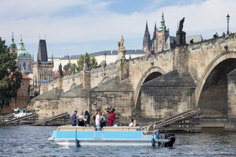 Private Boat Cruise With Unlimited Prosecco - One hour on the Vltava, with Prague in front of you