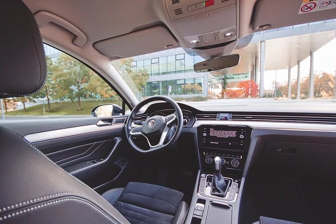 Private ROUND-TRIP (FROM and TO the AIRPORT) by LIMOUSINE 3+1pax - From Václav Havel Airport to your Prague hotel