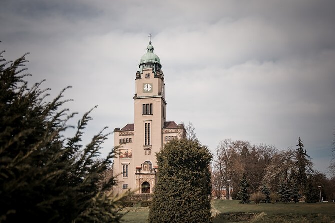 Psychiatric Hospital & Abandoned Cemetery - Meeting at Ústavní 7 and setting expectations