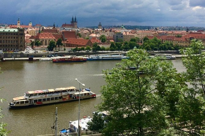 Radtour durch Prag auf Deutsch - Lennon Wall, Charles Bridge, and the riverfront