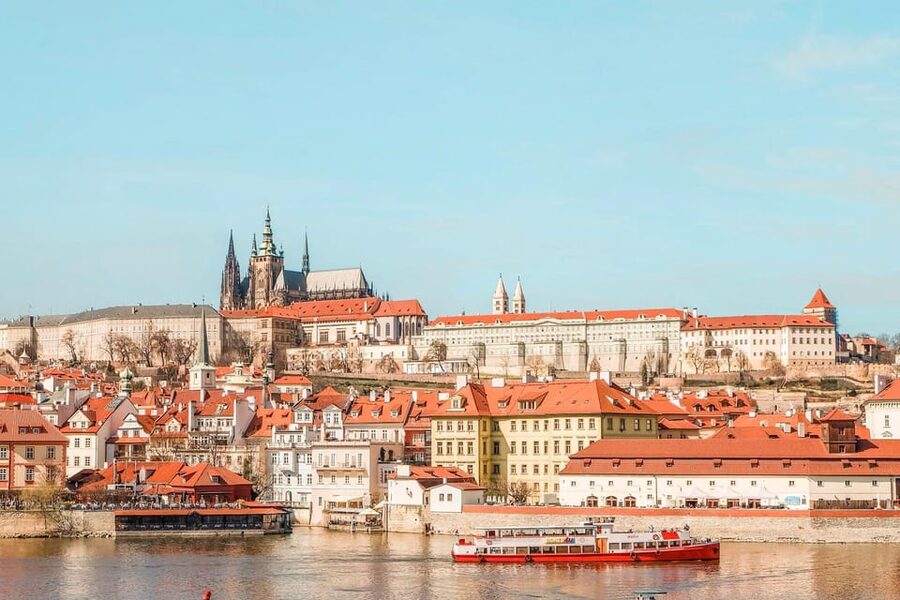 Tour of Prague Castle in italian language ticket included - How the pace may feel