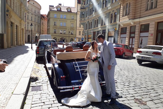 Vintage Cars Prague - Sightseeing Tour 90min / 1-6 pers. - Queen Anne’s Summer Palace and the Prague Castle views
