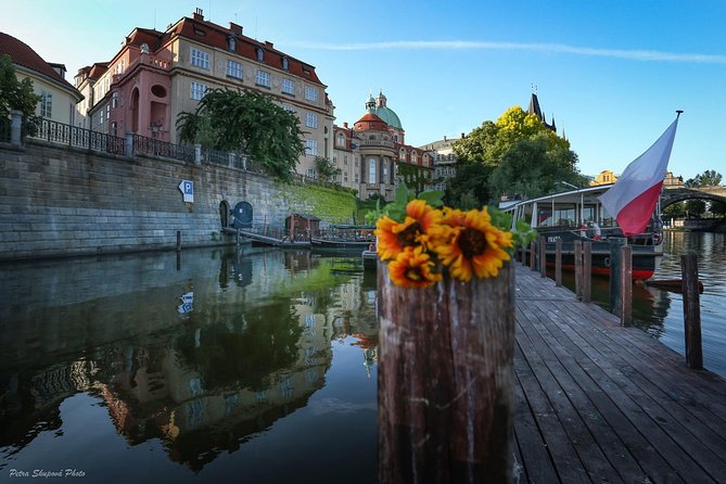 VIP Private tour Prague: Castle, Lunch, Beer, Boat - Old Town and the Astronomical Clock