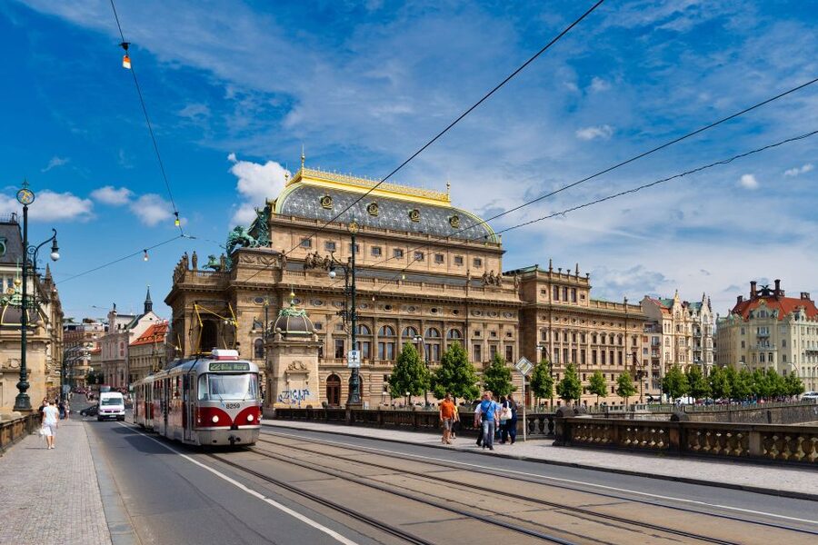 Walking tour of Prague in French : Nové Město - Na Příkopě, the Powder Tower, and Republic Square