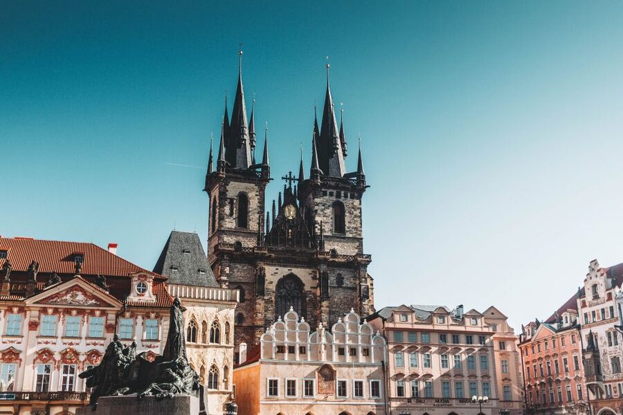 Walking tour of Prague in french: Old Town & Charles Bridge - Old Town Square and the story of power