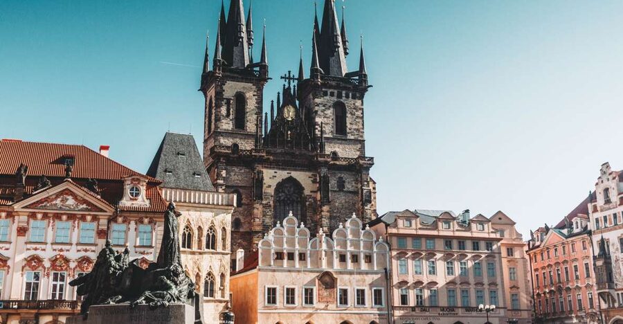 Walking tour of Prague in french: Old Town & Charles Bridge - Malé Náměstí and Mariánské náměstí